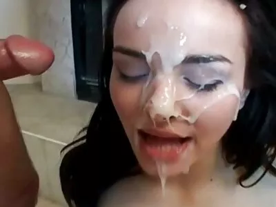 نیلی آگوستین بیرون می خورد و به سختی روی مبل کیر سیاه متحرک لعنتی می کشد