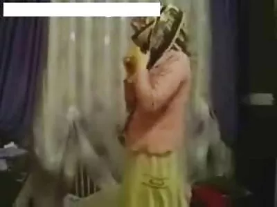 تایلر در حال حمام کردن گاییدن کس متحرک در حمام است
