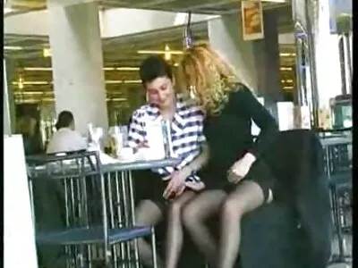 Brunette کوسمتحرک MILF با یک خروس اسباب بازی لذت ببرید