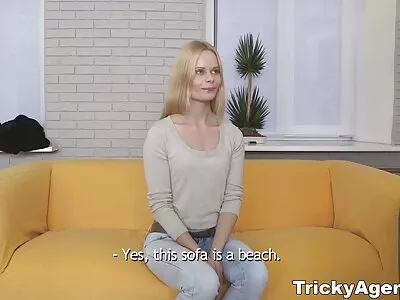 بچه داغ با دیک سیاه کوس متحرک تغذیه می شود